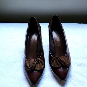BROWN MID-SIZE LEATHER HEELS. BROWN BOW DESIGN ON FRONT.  SIZE 7 1/2 MEDIUM